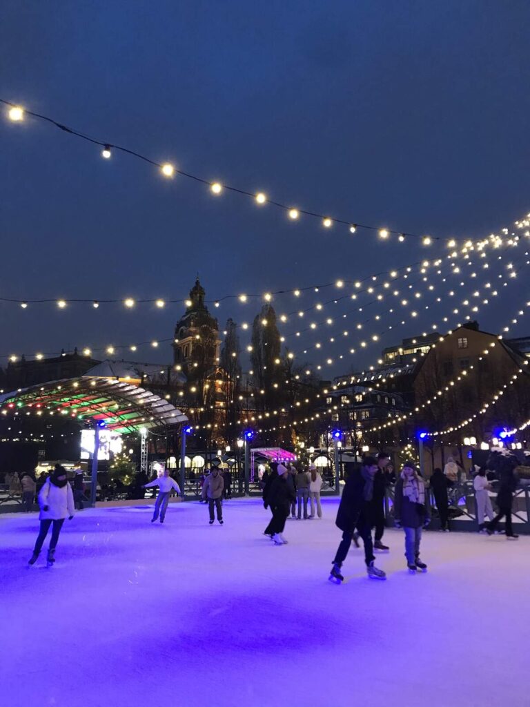Gente patinando sobre hielo en Kungsträdgården