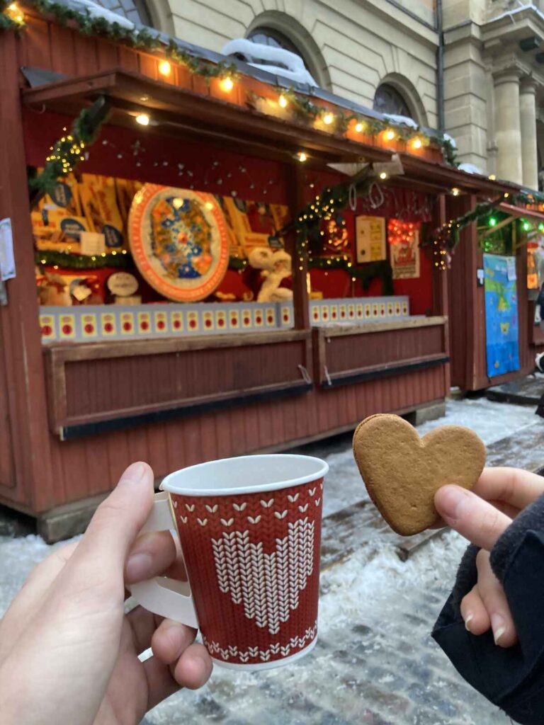 Personas comiendo Pepparkakor con Glögg en estocolmo