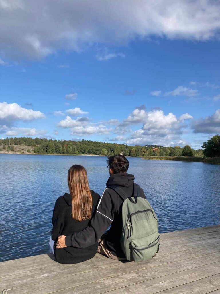 Dos personas descansando en Hagaparken, estocolmo