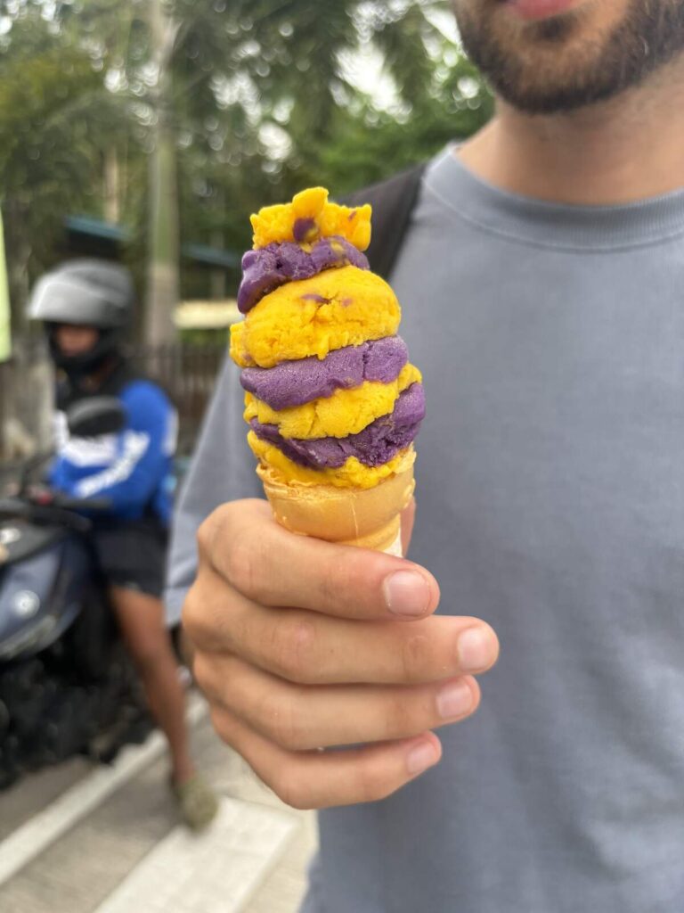 Helado de mango y ube, tipica comida filipina