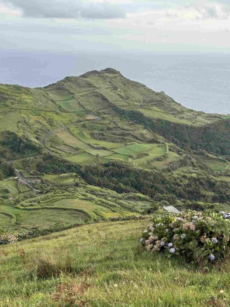 Miradouro da Caldeira Negra e da Caldeira Comprida. Uno de los lugares imprescindibles en Santa Cruz Das Flores.