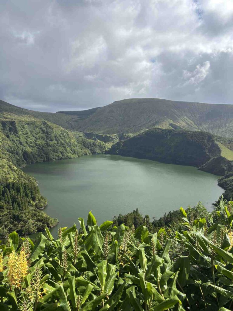 Lagoa Funda. Uno de los lugares imprescindibles a visitar en Santa Cruz Das Flores.