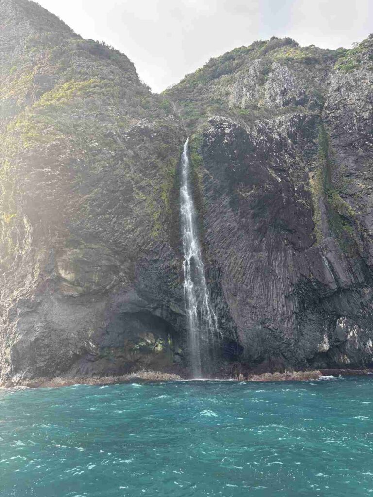 Cascadas en la costa nordeste de Flores, Azores
