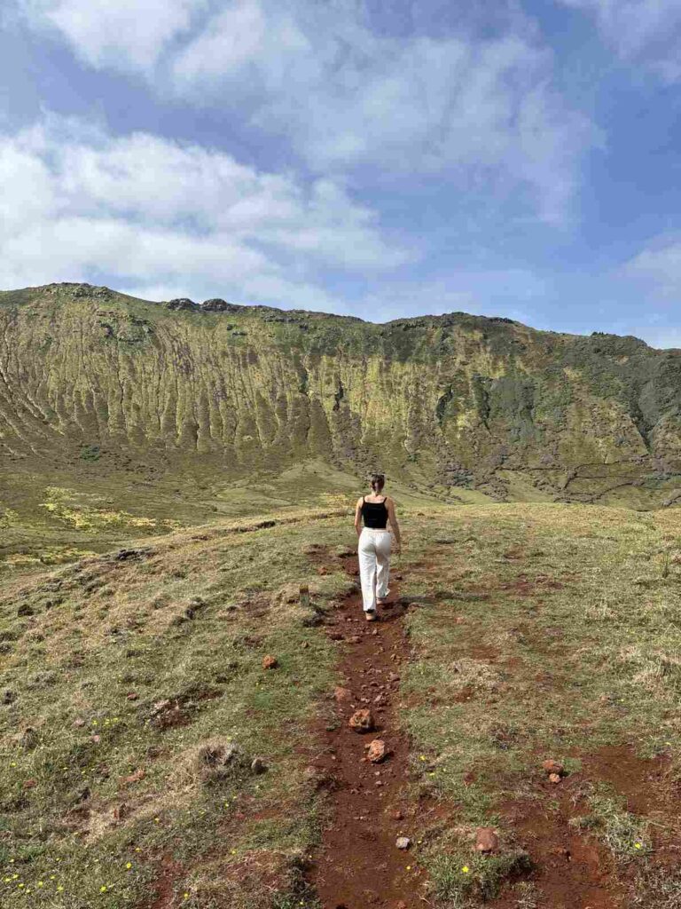 Ruta por el cráter de Corvo, uno de los lugares imprescindibles en Santa Cruz Das Flores.